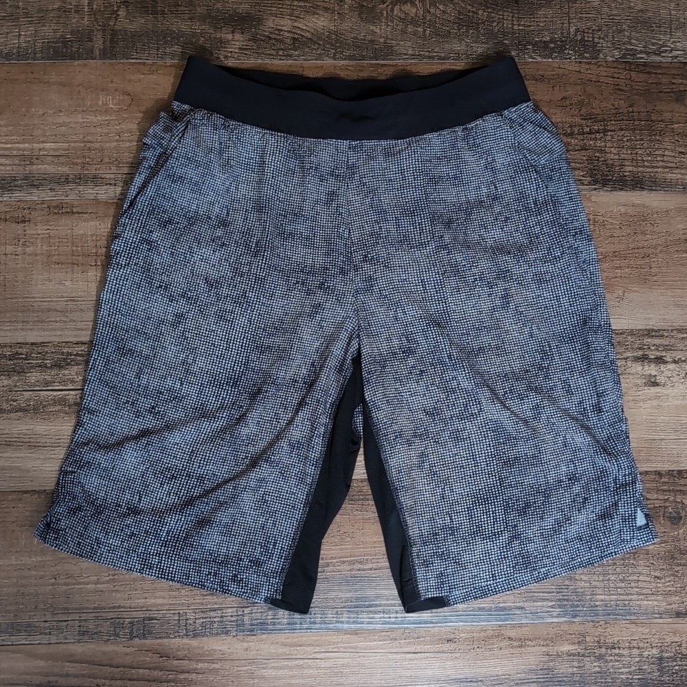 Lululemon T.H.E. Short *Linerless 11" *Updated Size Medium In Grey Reptile Skin